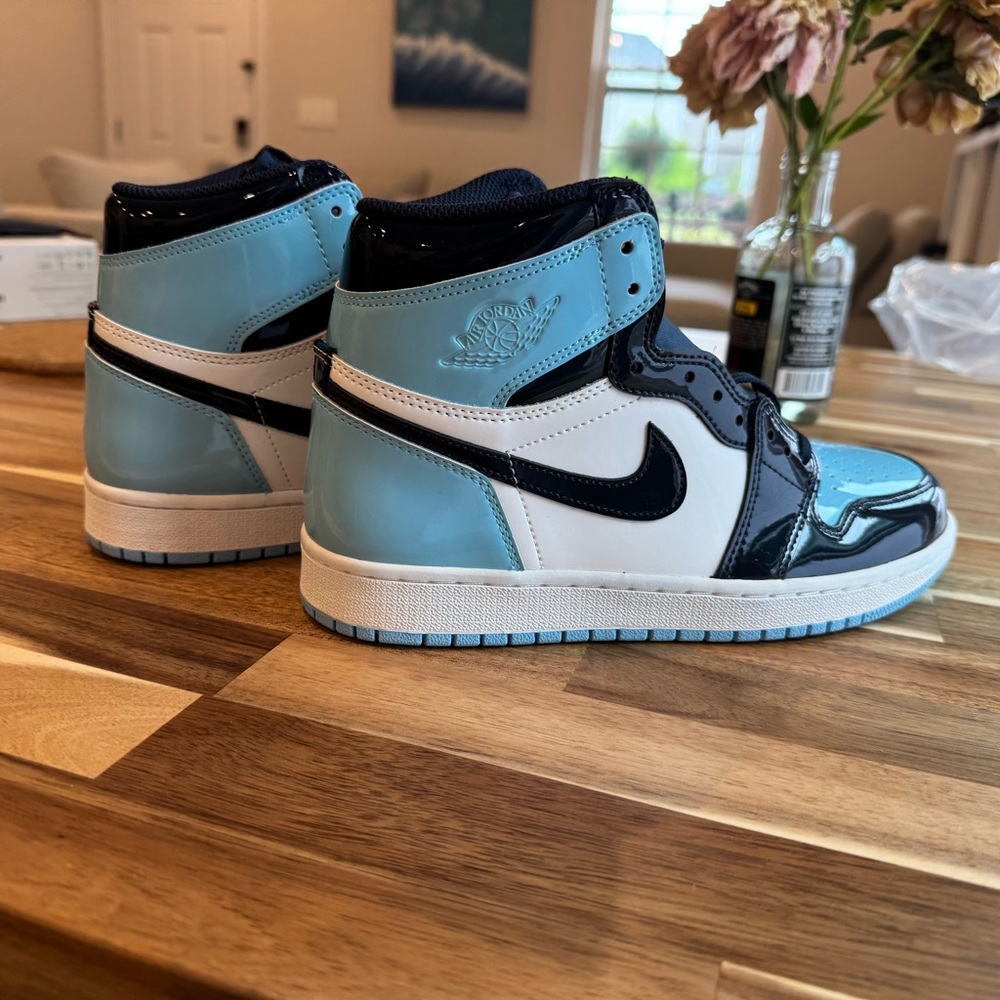 Nike air Jordan 1 High OG Sneakers in Navy and Black